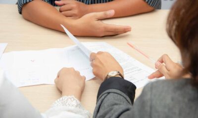 Comment Domicilier Mon EURL En 2023 ? Créer une EURL (Entreprise Unipersonnelle à Responsabilité Limitée) en 2023 est une perspective passionnante pour les entrepreneurs qui souhaitent posséder et exploiter une entreprise. Mais il y a une étape cruciale que vous devrez franchir avant de pouvoir lancer votre entreprise : trouver un lieu pour enregistrer votre entreprise. Trouver le bon endroit pour domicilier mon EURL peut être une tâche ardue. Il y a tellement de facteurs à prendre en compte, comme les taxes, les frais, les règlements, etc. Il est important de trouver un endroit qui soit à la fois fiable et abordable. Dans cet article, je vous fournirai toutes les informations dont vous avez besoin pour domicilier un EURL en 2023. J'aborderai les différents types de domiciles disponibles, les avantages et les inconvénients de chacun d'entre eux, ainsi que mes recommandations quant aux meilleurs endroits pour domicilier votre EURL. 1. Définition D'une EURL Alors, qu'est-ce qu'une EURL ? Eh bien, une EURL signifie Entreprise Unipersonnelle à Responsabilité Limitée. Il s'agit d'un type de structure commerciale détenue et gérée par une seule personne. Cette structure commerciale offre au propriétaire une responsabilité limitée, ce qui signifie que ses biens personnels ne sont pas menacés en cas de faillite de l'entreprise. D'un point de vue juridique, l'EURL est une entité indépendante, distincte du propriétaire. Cela signifie que le propriétaire n'est pas personnellement responsable des dettes et des responsabilités que l'entreprise peut encourir. Ce niveau de protection donne au propriétaire et à son entreprise un certain niveau de sécurité. En résumé, une EURL est une structure commerciale qui offre à un seul propriétaire une responsabilité limitée et la liberté d'exploiter son entreprise comme il le souhaite. Ceci étant dit, examinons maintenant les avantages et les inconvénients de ce type de structure commerciale. 2. Les Avantages Et Les Inconvénients D'une EURL Une EURL est une entreprise qui offre de nombreux avantages à ses propriétaires, mais elle comporte aussi quelques inconvénients. Il est important de comprendre ces avantages et inconvénients avant de prendre une décision. Avant tout, les avantages d’une EURL sont nombreux. Premièrement, les propriétaires sont protégés personnellement des dettes et des responsabilités liées à l’entreprise. De plus, les propriétaires ont la possibilité de choisir leur régime fiscal, qui peut être plus avantageux que celui d’une autre forme juridique. Enfin, le propriétaire peut bénéficier d’un statut fiscal favorable et des réductions d’impôt. Malgré ses nombreux avantages, une EURL comporte également quelques inconvénients. Tout d’abord, le propriétaire est personnellement responsable de toutes les dettes de l’entreprise. De plus, il peut être difficile de transférer les parts de l’entreprise à un tiers. Finalement, le propriétaire peut être tenu de payer des cotisations sociales supplémentaires. Pour conclure, il est important de comprendre à la fois les avantages et les inconvénients d’une EURL avant de procéder à son domiciliation. Maintenant que vous êtes au courant de ces informations, passons à la suite et examinons les étapes à suivre pour domicilier votre EURL en 2023. 3. Les Étapes À Suivre Pour Domicilier Son EURL Maintenant que vous avez compris les avantages et les inconvénients d'une EURL, il est temps d'entrer dans le détail de la manière de domicilier votre EURL en 2023. Ce processus implique quelques étapes que vous devrez suivre afin de vous assurer que votre entreprise est légalement enregistrée et à jour avec les dernières réglementations. Tout d'abord, vous devez choisir une forme juridique. Cela déterminera le type de société que vous enregistrez et les réglementations que vous devrez suivre. Une fois que vous avez décidé de la forme juridique, vous devez choisir un nom commercial. Il s'agit du nom que vous utiliserez pour enregistrer votre entreprise, et il doit être unique et distinct des autres noms d'entreprise. Ensuite, vous devrez choisir un domicile. Il s'agit de l'adresse qui figurera sur les documents officiels relatifs à votre entreprise. Il peut s'agir d'une adresse physique ou virtuelle. Si vous choisissez une adresse physique, vous devez vous assurer qu'il s'agit d'une adresse commerciale enregistrée. Une fois tous ces éléments en place, vous serez prêt à soumettre vos documents. Vous devez vous rendre à la Chambre de commerce locale et remplir les formulaires nécessaires. Veillez à inclure toutes les informations requises et à signer les documents. Après avoir soumis vos documents, il est temps d'attendre l'approbation. Ce processus peut prendre de quelques jours à quelques semaines, selon la réglementation en vigueur dans votre région. Une fois que vous aurez reçu l'approbation, vous serez prêt à passer à la phase suivante. En suivant les bonnes étapes, vous pourrez domicilier votre EURL en 2023. Pour ce faire, vous devez choisir une forme juridique, un nom commercial et un domicile. Ensuite, vous devrez soumettre vos documents à la Chambre de commerce locale et attendre l'approbation. Vous pourrez alors passer à la phase suivante du processus de domiciliation : les démarches administratives. 4. Les Démarches Administratives À Effectuer Une fois que vous avez déterminé l'adresse à laquelle vous souhaitez établir votre EURL, il est temps d'entamer les démarches administratives. Vous devrez préparer les documents nécessaires et les soumettre aux autorités compétentes. Le processus peut varier légèrement en fonction de la région dans laquelle vous domiciliez votre entreprise. Tout d'abord, vous devez remplir les formulaires de demande appropriés. Ceux-ci comprendront probablement une demande de domiciliation de votre EURL, ainsi qu'une déclaration de capital. Une fois ces documents remplis, vous devrez joindre toute autre information pertinente, telle qu'un justificatif de domicile, un certificat d'honorabilité et tout autre document pouvant être exigé par les autorités locales. Après avoir soumis votre demande, vous devrez attendre que l'autorité compétente l'examine et l'approuve. Selon la région, ce processus peut prendre de quelques jours à quelques semaines. Une fois votre demande approuvée, vous pourrez domicilier officiellement votre EURL à l'adresse que vous avez indiquée. À ce stade, vous aurez pris toutes les mesures nécessaires pour domicilier votre entreprise. Vous devrez ensuite fournir les documents nécessaires pour achever la procédure. 5. Les Documents À Fournir Une fois que vous avez les informations nécessaires, il est temps de rassembler les documents nécessaires à la domiciliation de votre EURL. Les documents à fournir comprennent : une copie certifiée conforme des statuts de l'entreprise, une copie de la lettre de nomination du gérant, une copie du document d'identité du gérant, une preuve d'adresse du gérant et une déclaration sur l'honneur. En tant que gérant, vous devrez également fournir une lettre de mission qui décrit votre rôle et votre responsabilité en tant que gérant. Il est important de noter que cette lettre est nécessaire pour toute entreprise, quelle que soit sa forme juridique. Tous ces documents sont nécessaires à la domiciliation de votre EURL et doivent être présentés à votre organisme de domiciliation. Une fois que vous aurez fourni tous les documents requis, vous serez en mesure de passer à la prochaine étape de votre domiciliation : choisir l'option de domiciliation qui convient le mieux à votre entreprise. 6. Les Options De Domiciliation Disponibles Une fois que vous avez choisi le lieu, il est temps de passer à l'étape suivante et de déterminer les options de domiciliation disponibles pour votre EURL. Il existe différents types de domiciliation, chacun ayant ses propres caractéristiques et avantages. Si vous êtes débutant ou si vous n'êtes pas très familier avec les options de domiciliation, il est important de bien comprendre les différentes possibilités avant de prendre une décision. En ce qui concerne les options de domiciliation, vous avez le choix entre la domiciliation commerciale, la domiciliation professionnelle et la domiciliation virtuelle. La domiciliation commerciale est la plus couramment utilisée par les entreprises de petite taille et consiste à louer un bureau ou une adresse physique pour votre EURL. Vous bénéficierez alors d'une adresse professionnelle pour votre entreprise et pourrez également bénéficier des avantages fiscaux qu'elle offre. La domiciliation professionnelle est également une option intéressante pour les entreprises de petite taille. Elle consiste à louer un bureau ou une adresse d'une société spécialisée dans le domaine de la domiciliation. Vous bénéficierez alors d'une adresse professionnelle pour votre EURL, sans avoir à louer ou à acheter un bureau. Enfin, la domiciliation virtuelle est une option très pratique pour les entreprises qui souhaitent économiser de l'argent et du temps. Elle consiste à louer une adresse virtuelle pour votre EURL. Vous bénéficierez alors d'une adresse professionnelle sans avoir à louer un bureau ni à payer des frais d'inscription. Une fois que vous aurez choisi le type de domiciliation qui convient le mieux à votre EURL, il sera temps de passer à l'étape suivante et de déterminer les coûts à prévoir pour domicilier votre entreprise. 7. Les Coûts À Prévoir Pour Domicilier Son EURL Maintenant que vous avez exploré les options de domiciliation qui s'offrent à vous, il est temps de considérer les coûts associés à la mise en place de votre EURL. Selon le type de domiciliation que vous choisissez, vous pouvez être amené à payer des frais uniques, des frais mensuels, ou les deux. Lorsque j'ai créé ma propre EURL, j'ai trouvé que la meilleure solution était de trouver un service de domiciliation qui proposait un forfait à prix réduit. De cette façon, j'ai pu faire une bonne affaire à la fois sur la redevance unique et sur la redevance mensuelle. Il est également important de noter que certains services de domiciliation peuvent facturer des frais supplémentaires pour certains services, alors assurez-vous de lire les petits caractères. Une fois que vous avez réglé les questions financières, vous pouvez passer à l'étape suivante : évaluer vos options de domiciliation et décider de celle qui vous convient le mieux. 8. Questions À Se Poser Avant De Domicilier Son EURL Maintenant que vous avez examiné les coûts associés à la domiciliation de votre EURL, il est temps de commencer à réfléchir aux questions que vous devez vous poser avant de prendre la décision finale. Après tout, il s'agit d'une étape importante que vous devrez franchir avant de pouvoir commencer à opérer en tant qu'entreprise indépendante, et vous voudrez donc être sûr de faire le bon choix. Lorsque vous envisagez de domicilier ou non votre EURL, vous devez vous poser quelques questions essentielles. Par exemple, quel type d'environnement voulez-vous créer pour votre entreprise ? Recherchez-vous un espace de bureau professionnel ou préférez-vous travailler à domicile ? De plus, de combien d'espace avez-vous besoin ? Avez-vous besoin d'un grand bureau ou un petit espace est-il suffisant ? Vous devrez également tenir compte de la situation géographique de votre entreprise. Cherchez-vous à domicilier votre EURL dans une région spécifique ou êtes-vous prêt à travailler dans différents endroits ? En outre, de quels types de commodités avez-vous besoin pour exploiter votre entreprise ? Existe-t-il des types de services ou d'infrastructures spécifiques dont vous aurez besoin pour gérer votre EURL avec succès ? Une fois que vous avez réfléchi à ces questions et que vous avez décidé du type d'environnement que vous souhaitez créer pour votre EURL, vous pouvez commencer à examiner les coûts associés à la domiciliation de votre entreprise. Cela vous aidera à décider en toute connaissance de cause si la domiciliation de votre EURL est le bon choix pour vous. La domiciliation de votre EURL est une étape importante dans le processus qui vous permettra de devenir une entreprise indépendante. Avant de prendre la décision finale, vous devez vous poser quelques questions clés afin de vous assurer que vous obtenez le meilleur résultat possible. Réfléchissez au type d'environnement que vous souhaitez créer pour votre entreprise, à la situation géographique et aux équipements dont vous aurez besoin pour exploiter votre EURL avec succès. Une fois que vous aurez pris le temps de réfléchir à ces questions, vous serez prêt à entamer la procédure de domiciliation de votre EURL. Foire aux questions Quelle Est La Durée Minimale Pour Domicilier Une EURL ? Lorsqu'il s'agit de créer votre EURL en 2023, l'une des premières choses que vous devrez prendre en compte est la durée minimale de la procédure de domiciliation. En fonction du type d'EURL que vous créez, la durée minimale peut varier. Par exemple, si vous créez une société à responsabilité limitée (SARL), la durée minimale de la procédure de domiciliation est d'un mois. En revanche, si vous créez une société par actions simplifiée (SAS), la durée minimale de la procédure de domiciliation est de trois mois. Il est important de garder à l'esprit que la procédure de domiciliation peut prendre plus de temps que la durée minimale en cas de retard dans les formalités administratives ou si vous devez apporter des modifications à la structure de la société. Dans ce cas, vous devrez peut-être attendre jusqu'à six mois pour que la procédure de domiciliation soit terminée. Quel que soit le type d'EURL que vous créez, il est important d'anticiper et de vous donner suffisamment de temps pour la procédure de domiciliation. Ainsi, vous pourrez vous assurer que tout est en place avant de lancer officiellement votre entreprise en 2023. Quelles Sont Les Obligations Légales À Respecter En Domiciliant Une EURL ? Une fois que vous avez déterminé la durée minimale nécessaire pour domicilier votre EURL, il est important de connaître les obligations légales qui en découlent. Selon le type de société que vous avez, les exigences légales peuvent différer. D'une manière générale, il existe toutefois des conditions standard à remplir pour domicilier une EURL. Tout d'abord, vous devez désigner l'adresse légale de la société. Il doit s'agir d'une adresse physique située dans le même pays que le siège social de la société. Cette adresse servira de domicile officiel à la société et tous les documents juridiques doivent être envoyés à cette adresse. Vous devez également vous assurer que la société a un représentant ou un bureau de représentation dans le même pays que son domicile. Ce représentant doit être autorisé à agir au nom de la société dans toutes les affaires juridiques. Le représentant doit également être enregistré auprès des autorités compétentes et disposer d'une licence commerciale valide. En outre, vous devrez fournir la preuve de la situation financière de la société, notamment de son capital social, de ses réserves et de tout autre document financier. Vous devrez également fournir la preuve de l'enregistrement de la société auprès des autorités compétentes. Enfin, vous devez vous assurer que la société est en conformité avec toutes les lois et réglementations pertinentes. Selon le type d'entreprise, cela peut aller des exigences fiscales au droit du travail. Il est important de faire des recherches sur les lois en vigueur dans votre pays et de vous assurer que votre entreprise est en conformité avec toutes ces lois. En respectant toutes ces exigences, vous pouvez vous assurer que votre EURL est légalement domiciliée dans le pays de votre choix. Il est important de prendre le temps de vous familiariser avec les lois et règlements qui s'appliquent à votre entreprise et de vous assurer que vous les respectez. Vous vous assurerez ainsi que votre entreprise jouit d'un bon statut juridique et peut continuer à fonctionner avec succès. Quels Sont Les Services Supplémentaires Proposés Par Les Prestataires De Domiciliation ? Une fois que vous avez compris les obligations légales à respecter pour domicilier votre EURL, il est temps de passer à la prochaine étape : choisir un prestataire de domiciliation. Les prestataires de domiciliation offrent des services supplémentaires qui peuvent s'avérer très utiles pour votre entreprise. En plus de trouver un lieu pour domicilier votre EURL, les prestataires de domiciliation peuvent offrir une variété de services qui peuvent vous faciliter la vie. Certains prestataires proposent des services tels que la gestion des documents, la gestion des paiements, et même la gestion des employés. Ces services peuvent vous aider à gérer votre entreprise plus efficacement et à vous concentrer sur la croissance de votre entreprise. De plus, certains prestataires peuvent vous offrir des services supplémentaires tels que la gestion des comptes, la gestion des finances, la gestion des ressources humaines et même l'accès à des outils de planification et de gestion des risques. Ces services peuvent vous aider à gérer votre entreprise de manière plus efficace et à réduire les risques liés à la gestion de votre entreprise. Enfin, certains prestataires proposent également des services de protection et d'assurance adaptés à votre entreprise et à vos besoins spécifiques. Ces services peuvent vous aider à protéger votre entreprise contre les risques et à vous assurer que votre activité est conforme à la législation en vigueur. En choisissant un prestataire de domiciliation, vous pouvez bénéficier de services supplémentaires qui peuvent vous aider à mieux gérer votre entreprise et à réduire les risques liés à son exploitation. N'hésitez pas à vous renseigner sur les services proposés par les différents prestataires avant de choisir celui qui vous convient le mieux. Est-Ce Que Je Peux Changer De Domiciliation Une Fois L'EURL Créée ? Une fois que vous avez déterminé les services dont vous avez besoin auprès de votre prestataire de domiciliation, vous vous demandez peut-être si vous pouvez changer la domiciliation de votre EURL une fois qu'elle a été créée. La réponse est oui, vous le pouvez. Cependant, il est important de noter que vous devrez informer votre prestataire de domiciliation de ce changement à l'avance. Cela peut se faire par écrit ou par e-mail, et vous devrez fournir une preuve de la nouvelle adresse. Votre domiciliataire pourra alors traiter le changement et mettre à jour les registres concernés en conséquence. Le changement de domiciliation de votre EURL peut prendre beaucoup de temps, il est donc préférable de le faire dès que possible. Cela vous permettra de vous assurer que votre entreprise est correctement inscrite dans les registres pertinents et que votre courrier est envoyé à la bonne adresse. Il est également important de se rappeler que si vous décidez de changer la domiciliation de votre EURL, vous devrez peut-être mettre à jour vos coordonnées auprès de vos partenaires commerciaux ou de vos clients. Cela vous permettra de vous assurer qu'ils disposent de votre nouvelle adresse et que tout se passe bien. En résumé, il est possible de modifier la domiciliation de votre EURL une fois qu'il a été créé. Cependant, il est important d'en informer votre domiciliataire à l'avance et de ne pas oublier de mettre à jour tous les contacts pertinents avec votre nouvelle adresse. En gardant cela à l'esprit, vous ne devriez avoir aucun problème à maintenir votre entreprise à jour et à en assurer le bon fonctionnement. Est-Ce Que Je Peux Domicilier Mon EURL À L'étranger ? Est-ce que je peux domicilier mon EURL à l'étranger ? La réponse à cette question dépendra de la localisation de votre entreprise et des lois en vigueur dans le pays où vous souhaitez domicilier votre EURL. Dans certains pays, vous pouvez choisir de domicilier votre entreprise là-bas, tandis que dans d'autres, vous êtes tenu de domicilier votre entreprise là où elle a été créée et enregistrée. Vous devriez donc vérifier la législation en vigueur dans le pays où vous souhaitez domicilier votre EURL avant de prendre une décision. Il est important de noter que, même si vous résidez à l'étranger, vous devez toujours enregistrer votre EURL auprès des autorités compétentes et fournir des informations à jour sur votre entreprise. Vous devrez également vous assurer que votre EURL est enregistrée auprès du service fiscal du pays où elle est domiciliée et que vous remplissez toutes les obligations fiscales en vigueur. De plus, si vous décidez de domicilier votre EURL à l'étranger, vous devrez également tenir compte des obligations légales non fiscales qui s'appliquent à votre entreprise dans le pays où elle est domiciliée. En résumé, vous pouvez domicilier votre EURL à l'étranger sous certaines conditions. Cependant, il est important de garder à l'esprit que vous devez vous assurer que vous remplissez toutes les obligations légales et fiscales en vigueur dans le pays où vous souhaitez domicilier votre EURL. Alors, prenez le temps de vérifier la législation en vigueur et de faire des recherches approfondies avant de prendre une décision finale. Conclusion La création d'une EURL en 2023 peut être un processus compliqué et long. Avant de pouvoir le faire, il est important de comprendre les aspects juridiques de la création d'une société, les règles fiscales et les différentes exigences à respecter. En outre, vous devrez également réfléchir aux ressources financières et aux aspects administratifs de la société. Heureusement, il existe différentes ressources pour vous aider dans cette démarche. Des conseillers professionnels, des outils en ligne et des entités juridiques peuvent tous vous aider à créer et à gérer votre EURL de manière efficace et rentable. Comment domicilier mon EURL ?