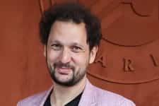 découvrez le salaire d'éric antoine, humoriste emblématique de l'émission 'les traîtres'. plongez dans les coulisses de sa carrière et explorez les chiffres qui entourent son succès dans le monde du divertissement.