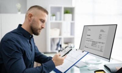 Professionnel travaillant sur un ordinateur portable à son bureau