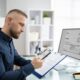 Professionnel travaillant sur un ordinateur portable à son bureau
