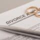 Changer de nom après divorce : comprendre les démarches et éviter les pièges