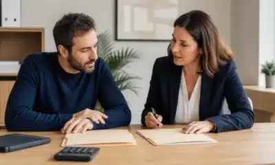 Entrepreneur étudiant la responsabilité et la fiscalité de son EURL