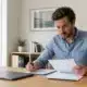 Entrepreneur préparant les documents de création d’une EURL