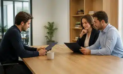 Entrepreneur comparant une SASU créée seul et une SAS avec plusieurs associés
