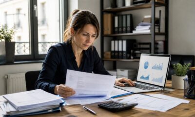 Dirigeante analysant des factures clients avant de recourir à l’affacturage