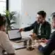 Associés évaluant un apport en industrie dans les statuts de leur société