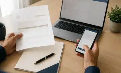 Entrepreneur préparant un apport en numéraire et le dépôt du capital social