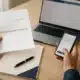 Entrepreneur préparant un apport en numéraire et le dépôt du capital social