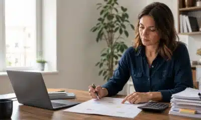 Professionnelle vérifiant son calendrier fiscal BNC 2026