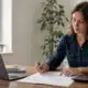 Professionnelle vérifiant son calendrier fiscal BNC 2026