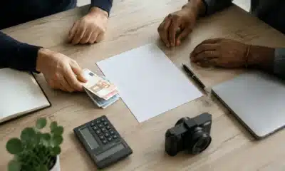 Associés préparant les apports au capital social d'une entreprise