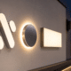 Comparaison de plusieurs types d’enseignes lumineuses dans un showroom
