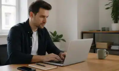 Professionnel B2B préparant un email de prospection ciblé