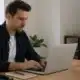 Professionnel B2B préparant un email de prospection ciblé