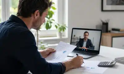 Entrepreneur préparant un dossier avec un commissaire aux apports en ligne