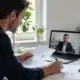 Entrepreneur préparant un dossier avec un commissaire aux apports en ligne