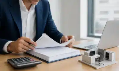 Commissaire aux apports examinant un dossier d’évaluation de biens professionnels