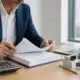 Commissaire aux apports examinant un dossier d’évaluation de biens professionnels