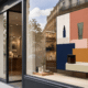 Écran d’affichage dynamique lisible derrière une vitrine de commerce