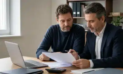 Entrepreneur et expert-comptable étudiant la fiscalité d’une ancienne EIRL à l’IS