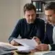 Entrepreneur et expert-comptable étudiant la fiscalité d’une ancienne EIRL à l’IS