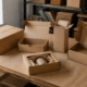 Cinq formats d’emballage carton personnalisé sur un poste de préparation