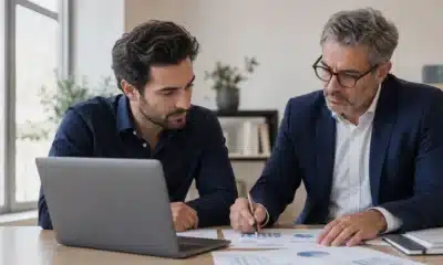 Entrepreneur comparant l’impôt sur le revenu et l’impôt sur les sociétés avec son expert-comptable