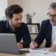 Entrepreneur comparant l’impôt sur le revenu et l’impôt sur les sociétés avec son expert-comptable