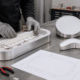 Fabrication d’un module d’enseigne lumineuse en atelier