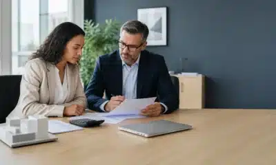 Entrepreneuse et expert-comptable étudiant la fiscalité d’un apport en société