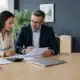 Entrepreneuse et expert-comptable étudiant la fiscalité d’un apport en société