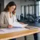 Entrepreneuse étudiant un projet de franchise de salle de sport