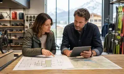 Entrepreneurs étudiant un projet de magasin de sport en montagne