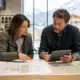 Entrepreneurs étudiant un projet de magasin de sport en montagne