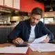 Entrepreneur évaluant le budget d’une franchise de restauration rapide