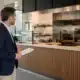 Entrepreneur évaluant l’implantation d’une franchise de restauration rapide