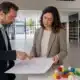 Entrepreneurs étudiant un local commercial pour un projet de magasin