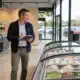Entrepreneur évaluant un magasin de produits surgelés avant d’ouvrir une franchise Picard