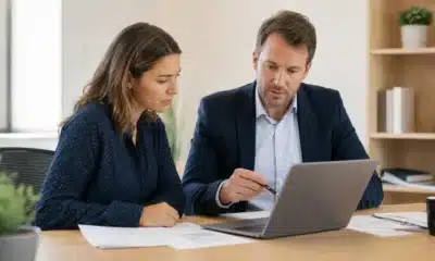 Entrepreneuse comparant les régimes IR et IS avec un expert-comptable