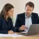 Entrepreneuse comparant les régimes IR et IS avec un expert-comptable