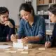 Équipe de startup testant un prototype avant son développement complet