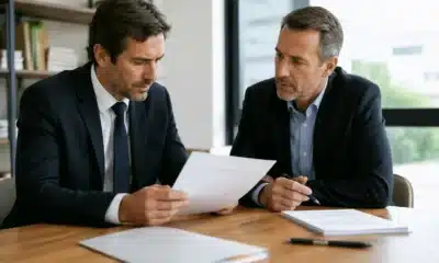 Repreneur et conseil relisant une lettre d’intention avant une acquisition