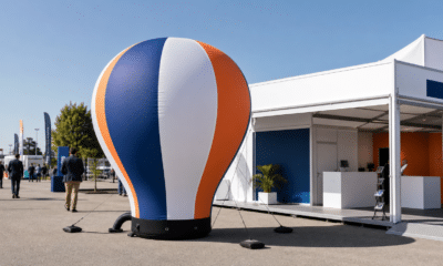 Montgolfière publicitaire auto-ventilée lestée devant un stand professionnel