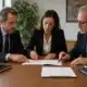 Cédant, repreneur et conseil examinant un protocole d’accord de reprise