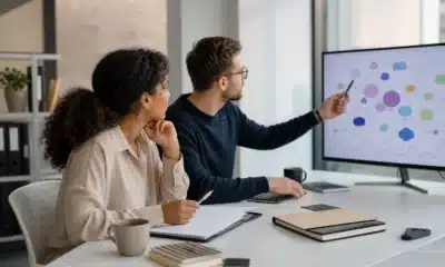 Équipe marketing préparant une campagne Reddit Ads par communautés