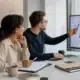 Équipe marketing préparant une campagne Reddit Ads par communautés