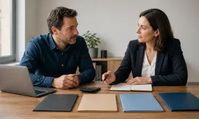 Entrepreneur comparant les régimes fiscaux de son entreprise individuelle avec une conseillère