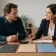 Entrepreneur comparant les régimes fiscaux de son entreprise individuelle avec une conseillère