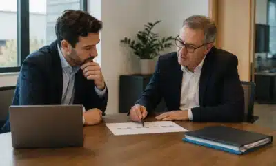 Repreneur et dirigeant examinant les étapes d’une reprise d’entreprise