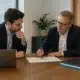 Repreneur et dirigeant examinant les étapes d’une reprise d’entreprise